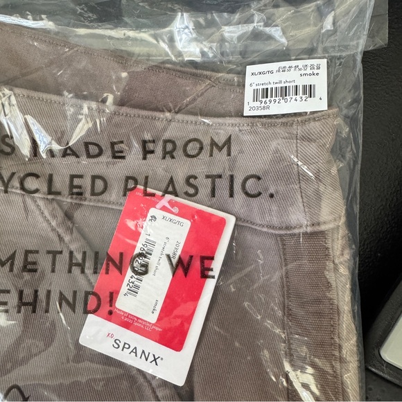 SPANX - Stretch Twill Shorts, 6" Women's Casual Shorts - Smoke - XL - NWT - Picture 7 of 7